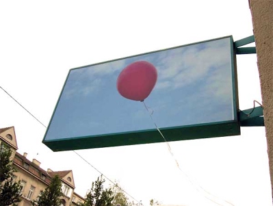 Schaukasten mit rotem Ballon