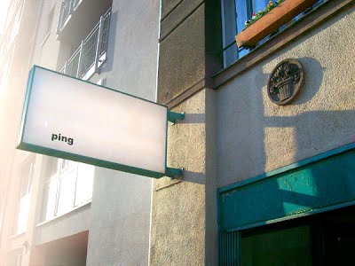 Schaukasten mit Aufschrift "ping"