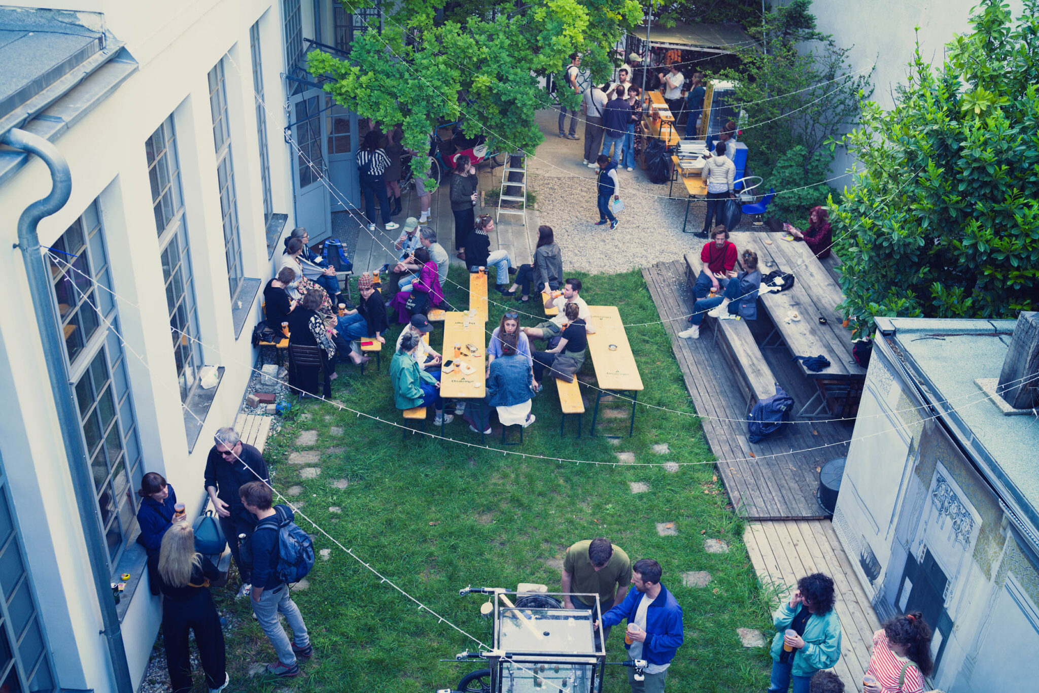 Menschen in einem Gastgarten - HDS59