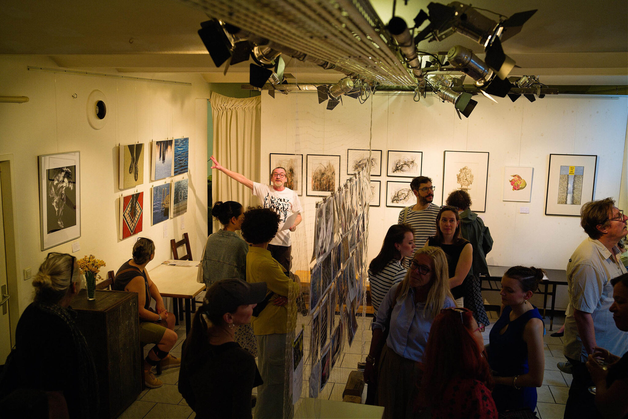 Grätzel Art Open - Besucher:innen in Atelier