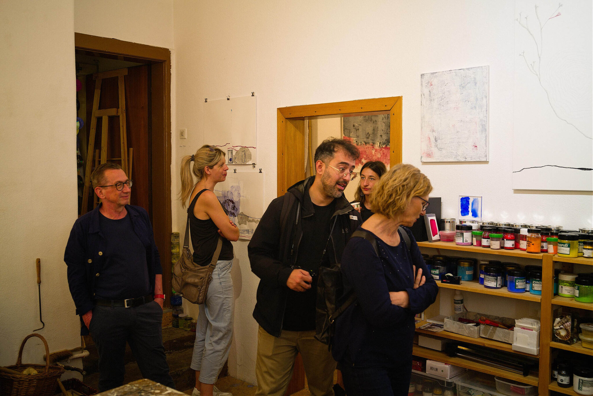 Grätzel Art Open - Besucher:innen in Atelier