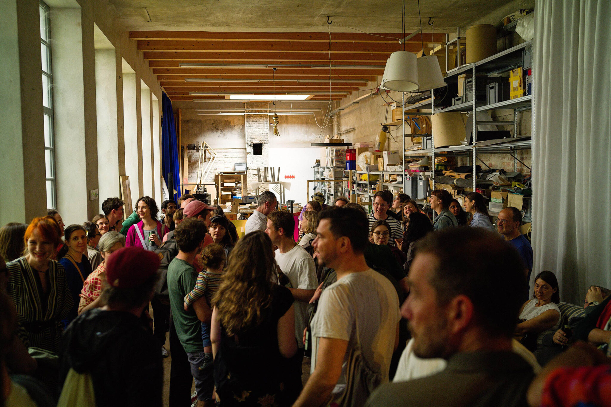 Grätzel Art Open - Besucher:innen in Atelier