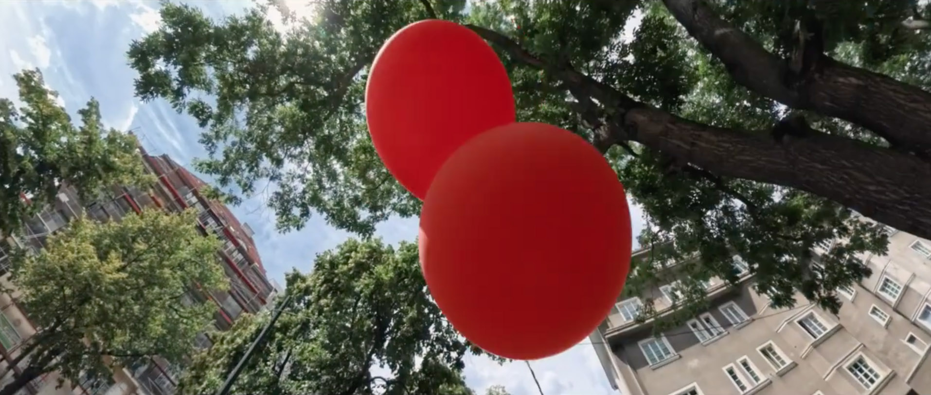 Rote Ballone unter Bäumen